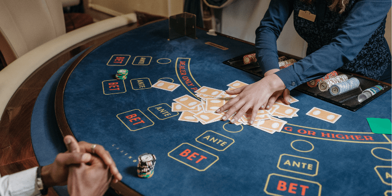 Baccarat là gì? Một số các thông tin cơ bản về Baccarat Cần nắm rõ các thuật ngữ trong game
