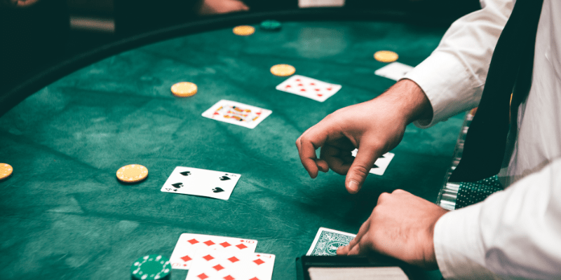 Luật chơi Poker là gì? 1 số kinh nghiệm chơi cơ bản cho người mới Poker là trò gì?